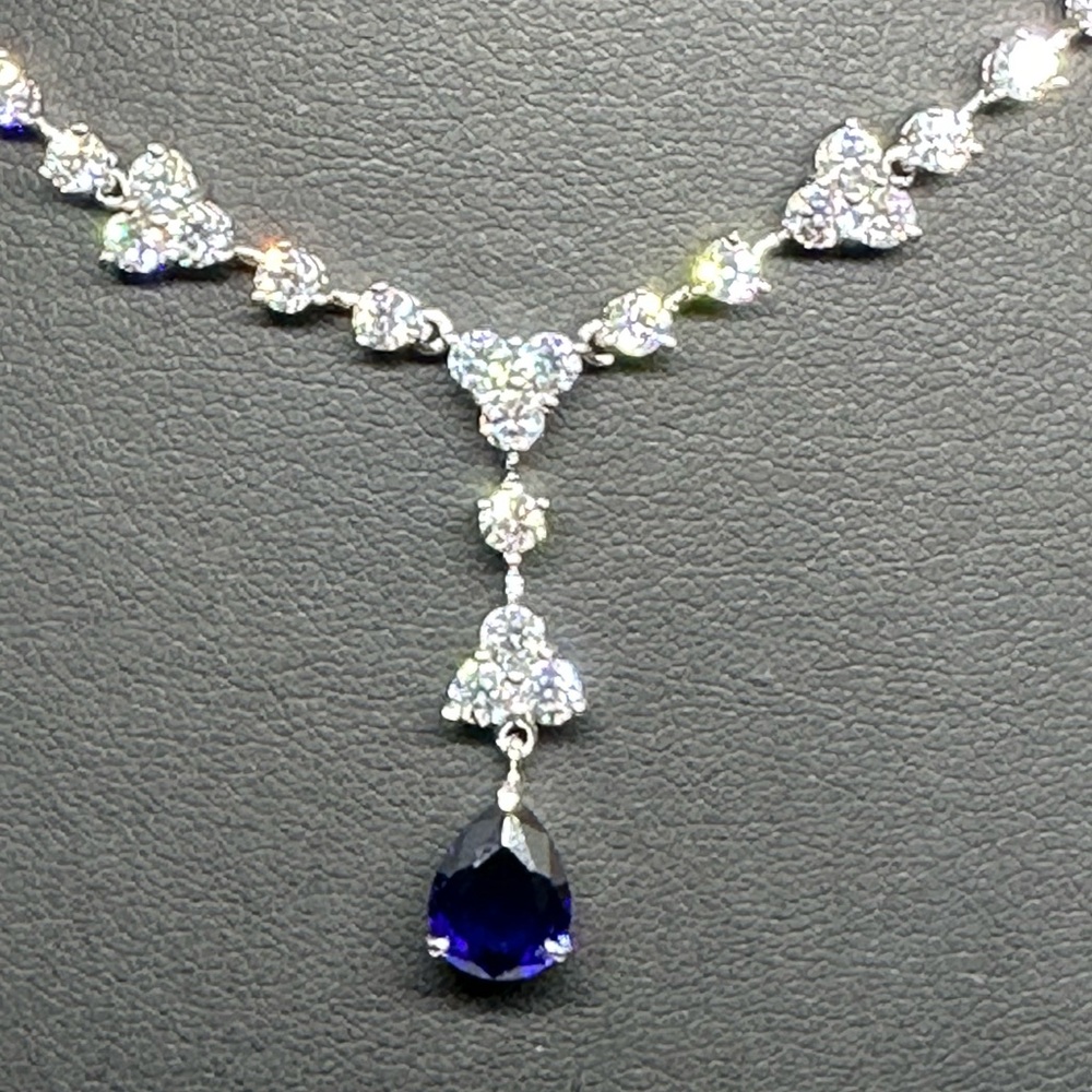 BEAUTIFUL FASHION NECKLACE WITH BLUE SAPPHIRE, WHITE LIKE STONE SIMPLE STUNNING.